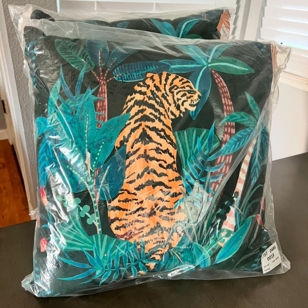 NWT 2 gorgeous tiger jungle pillows - Picture 2 of 6